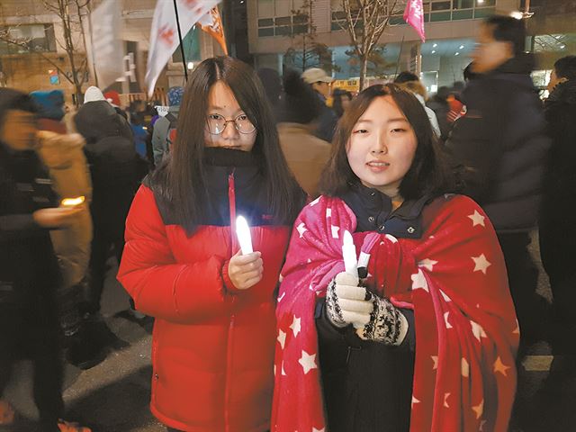 같은 반 친구 김수정(왼쪽)ㆍ김오은 양 “10대에 추억을 만들 수 있는 나라를 만들어주세요.”