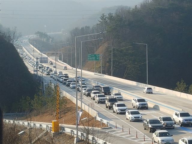 상주-영덕고속도로 영덕방향 하행선에 차량이 길게 늘어서 있다. 영덕군 제공