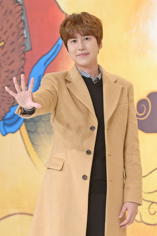 그룹 슈퍼주니어의 멤버 규현이 4일 오전 서울 영등포구 타임스퀘어 아모리스홀에서 열린 tvN ‘신서유기3’ 제작발표회에 참석해 손을 내밀며 인사하는 동작을 취하고 있다. 최재명 인턴기자