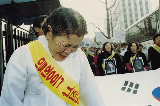 정신대 할머니의 한 맺힌 눈물-신상순기자 1992년 1월 13일 일본 총리의 방한을 앞두고 세종로 청사 후문에서 벌어진 '정신대 피해보상 요구 시위'에서 정신대 증언자 김학순 할머니가 통한의 눈물을 흘리고 있다.