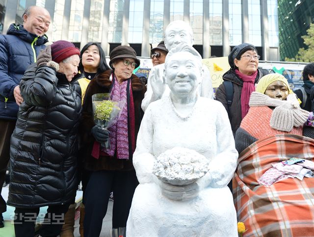 [170104-9] [저작권 한국일보]4일 서울 종로구 중학동 옛 일본대사관 앞에서 열린 제1264차 일본군 위안부 문제해결을 위한 정기 수요시회에서 길원옥 할머니와 김복동 할머니가 평화의 소녀상 옆에 세워진 자신들의 조각상을 살펴보고 있다.1992년 1월 8일 시작된 수요집회는 올해로 25주년을 맞았다.2017.01.04 신상순 선임기자ssshin@hankookilbo.com /2017-01-04(한국일보)