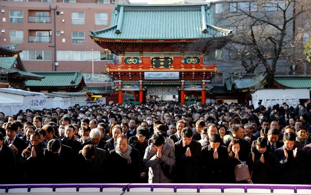 일본 도쿄에서 4일(현지시간) 상업과 산업의 신사로 알려진 칸다묘진 신사를 찾은 시민들이 사업번창과 행운을 기원하며 기도를 하고있다. 로이터 뉴스1