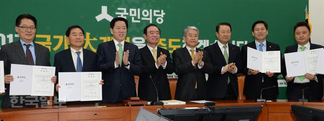 15일 전당대회에서 새로운 당 지도부를 선출하는 국민의당이 4일 오전 국회에서 개최한 공명선거 선포식에서 김동철 비상대책위원장과 주승용 원내대표를 비롯한 선거 입후보자들이 '공명선거' 서약서에 서명한 뒤 기념촬영을 하고 있다. 오대근 기자 inliner@hankookilbo.com