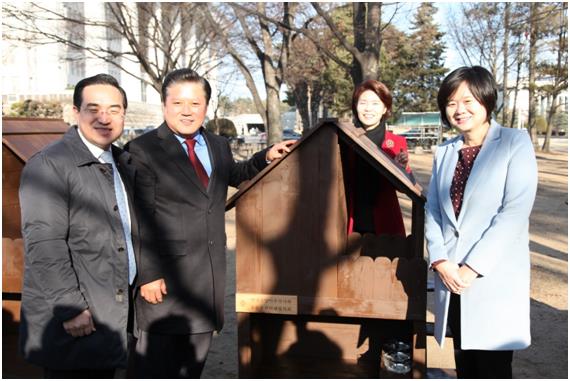 박홍근(왼쪽부터) 의원과 김재영 한국고양이수의사회 회장, 한정애 의원, 이정미 의원이 4일 서울 여의도 국회의사당 내 후생관 앞에 설치된 길고양이 급식소 옆에서 환하게 웃고 있다. 팅커벨프로젝트 제공