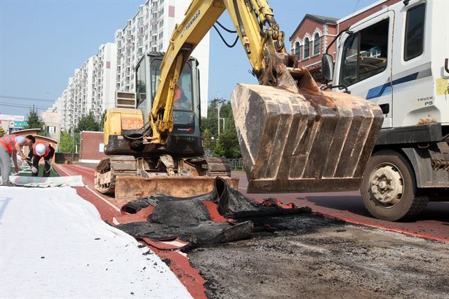 광주 광산구 월계동 비아중학교 납이 기준치보다 초과 검출된 운동장 우레탄 트랙에 대한 철거 작업이 진행되고 있다. 연합뉴스