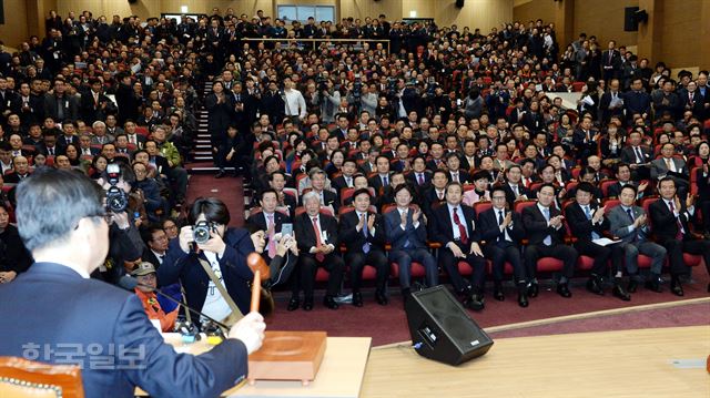 5일 오후 서울 여의도 국회 의원회관에서 열린 개혁보수신당(가칭) 중앙당 창당발기인대회에서 정병국 창당준비위원장 선출과 발기 취지문이 만장일치 속에 참석 의원들의 박수로 가결되고 있다. 오대근기자 inliner@hankookilbo.com