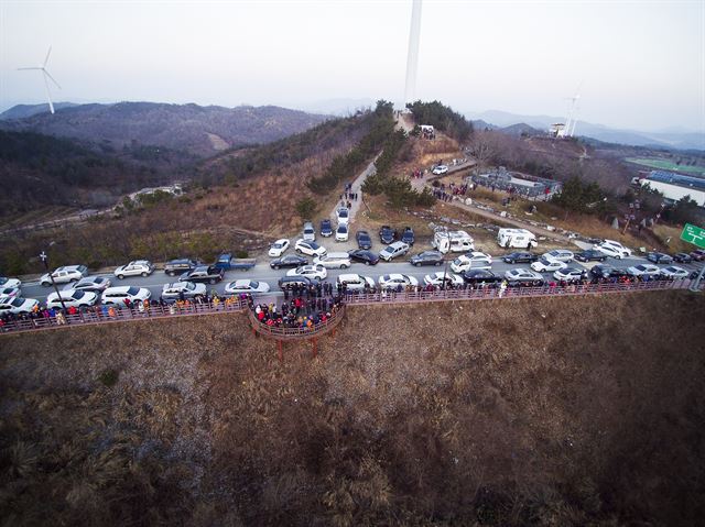 상주-영덕고속도로 개통으로 영덕관광객이 급증한 가운데 지난 1일 영덕풍력발전단지 내 도로는 외지 관광객들이 몰고온 차량으로 주차장을 방불케하고 있다. 영덕군 제공