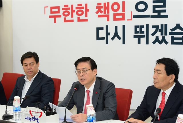 정우택(가운데) 새누리당 원내대표가 6일 국회에서 열린 원내대책회의에서 모두발언을 하고 있다. 왼쪽부터 김선동 원내수석부대표, 정 원내대표, 안상수 정책개발단장. 오대근 기자 inliner@hankookilbo.com