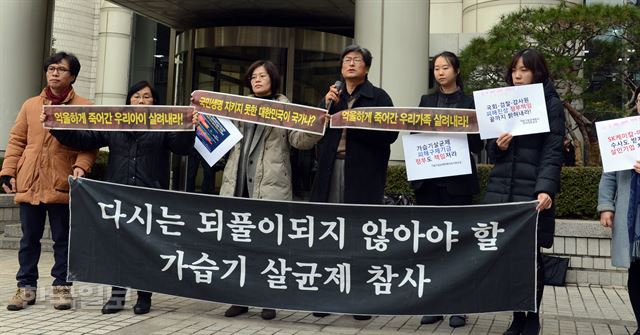 [저작권 한국일보] 가습기 살균제 사망 사건과 관련해 1심 선고공판이 열린 6일 오후 서울 서초구 서울중앙지방법원에서 재판이 끝난 후 피해자 가족들이 기자회견을 하고 있다 신상순 선임기자ssshin@hankookilbo.com /2017-01-06(한국일보)