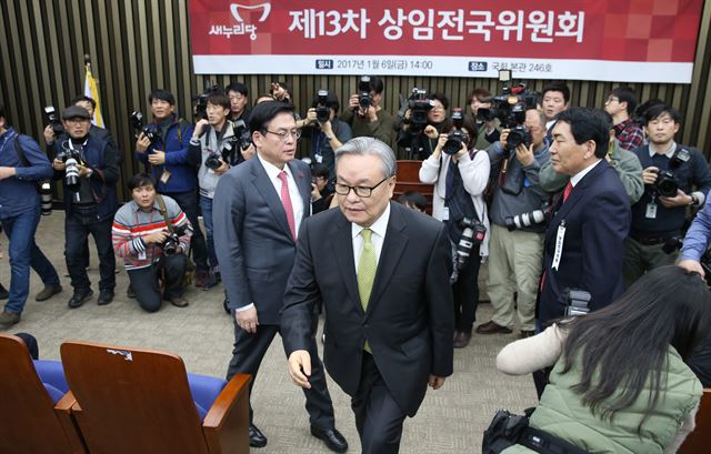 인명진 새누리당 비상대책위원장이 6일 오후 서울 여의도 국회 본관에서 열릴 예정인 전국상임위원회가 핵심 친박의 거부로 무산되자 굳은 표정으로 정우택 원내대표와 회의장을 나서고 있다.