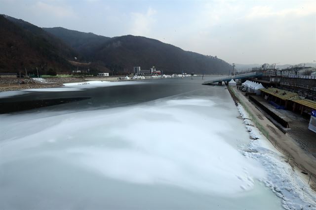 '겨울축제 1번지' 강원도 겨울축제장이 이상기후 때문에 된서리를 맞고 있다. 화천군은 최근 많은 비가 내린데다 겨울답지 않은 이상기온이 이어지자 개막(7일)을 일주일 연기해 14일 열기로 했다. 사진은 축제장인 화천천 모습. 연합뉴스