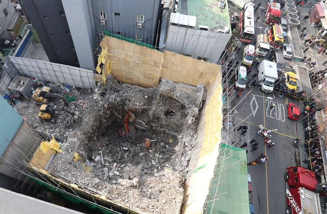 7일 오전 서울 종로구 낙원동 한 호텔 건물 철거공사 현장에서 건물이 무너지는 사고가 발생, 대원들이 현장 수색 하고 있다. 연합뉴스