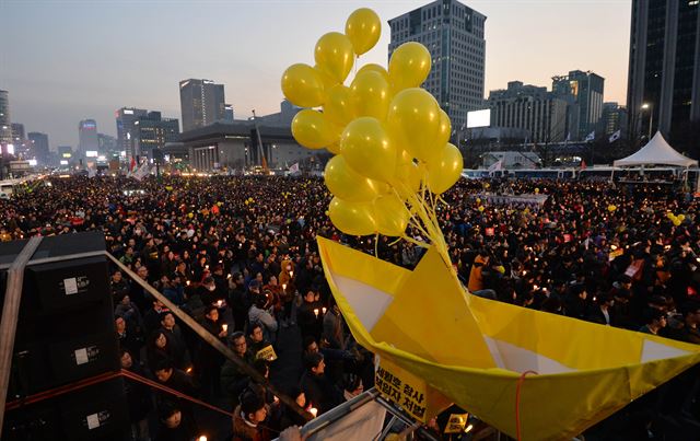 7일 서울 광화문광장에서 열린 '세월호 1000일, 박근혜 즉각퇴진을 위한 11차 촛불집회'에서 시민들이 촛불을 들고 세월호 즉각 인양을 촉구하는 구호를 외치고 있다. 뉴스1