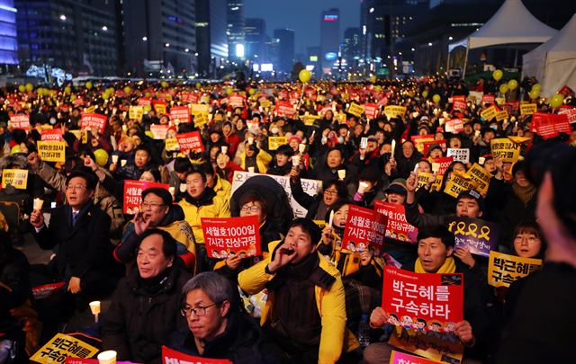 시민들이 촛불을 들고서 구호를 외치고 있다. 연합뉴스