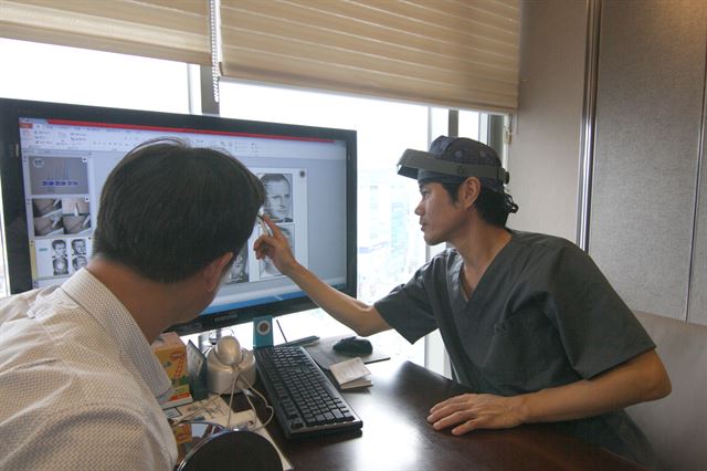 박영도 외과 전문의가 넓은 이마라인을 정상 이마라인과 비교를 해보고 있다. 대구 모제림외과 제공.