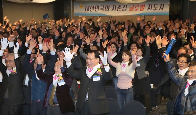 8일 오후 서울 광화문 세종문화회관에서 열린 반사모(반기문을 사랑하는 사람들의 모임) 출범식에서 참석자들이 만세삼창을 하고 있다. 연합뉴스