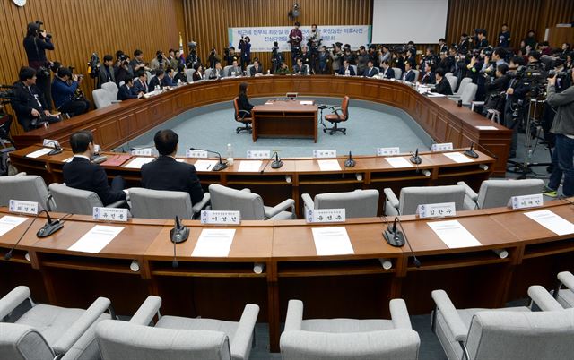 9일 오전 서울 여의도 국회에서 열린 박근혜 정부의 최순실 등 민간인에 의한 국정농단 의혹사건 진상규명을 위한 국정조사 7차 청문회에서 증인석 및 참고인석이 비어 있다. 이날 청문회에는 증인으로 정동춘 전 K스포츠재단 이사장, 남궁곤 이화여대 교수가 참고인으로는 노승일 K스포츠재단 부장만 출석했다. 연합뉴스