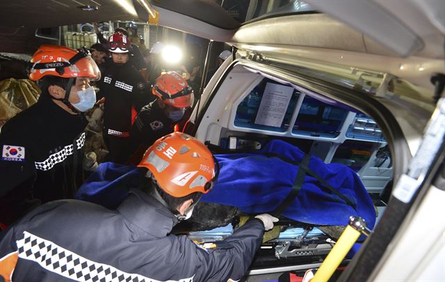 9일 오전 철거공사 중 건물이 무너져 인부 2명이 매몰된 서울 종로구 낙원동 사고 현장에서 소방대원들이 매몰된 인부 조모(48)씨를 병원으로 이송하고 있다. 뉴스1