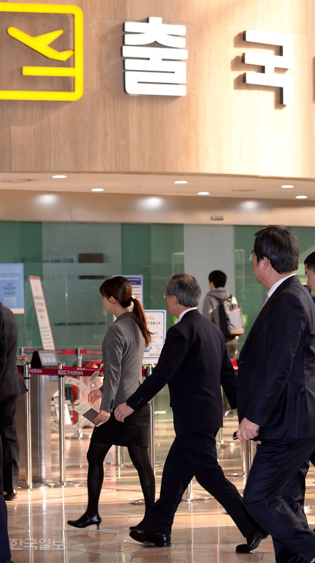 부산 일본 총영사관 주변 소녀상 설치에 항의해 본국의 일시 귀국 조치를 받은 나가미네(가운데) 주한 일본대사가 9일 오전 서울 김포공항을 통해 일본으로 귀국하고 있다. 홍인기 기자