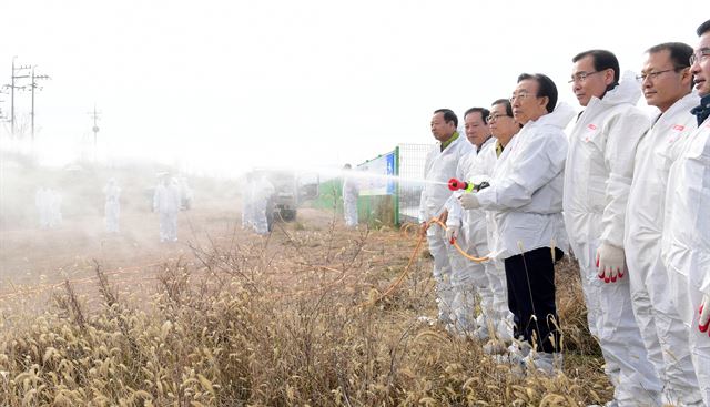 김관용 경북도지사가 지난 8일 철새도래지인 구미 해평 지역을 찾아 특별방역을 하고 있다. 경북도 제공