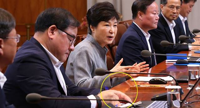 안종범(왼쪽서 두 번째) 전 정책조정수석이 지난해 8월 박근혜 대통령의 발언을 들으며 꼼꼼하게 메모(노란색 원)를 하고 있는 모습. 청와대 사진기자단