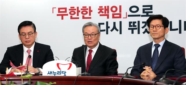 김문수(오른쪽) 새누리당 비상대책위원이 10일 여의도 당사에서 열린 비상대책위원 및 주요당직자 회의에 참석하고 있다. 왼쪽부터 정우택 원내대표, 인명진 비상대책위원장, 김 위원. 연합뉴스