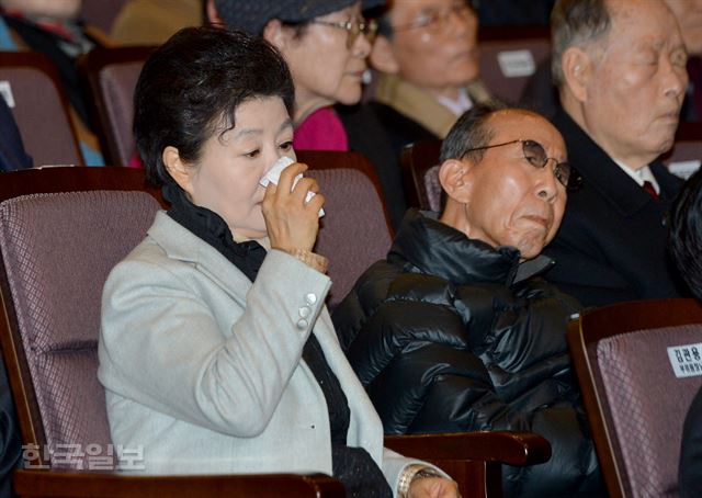 10일 오후 용산 전쟁기념관에서 열린 박정희대통령기념재단 특별기획전 '잘 살아보세!' 개막식에 박근령 전 육영재단 이사장이 참석해 눈물을 닦고 있다. 김주성 기자 poem@hankookilbo.com