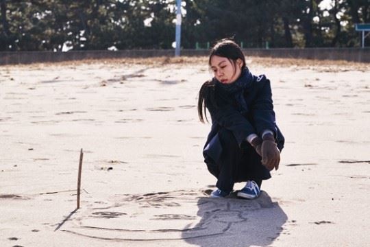 홍상수 감독의 19번째 신작 '밤의 해변에서 혼자' 한 장면. 전원사 제공