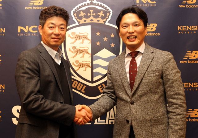 서울 이랜드 FC 지휘봉을 새로 잡은 김병수(왼쪽) 감독과 한만진 구단 대표이사. 서울 이랜드 제공