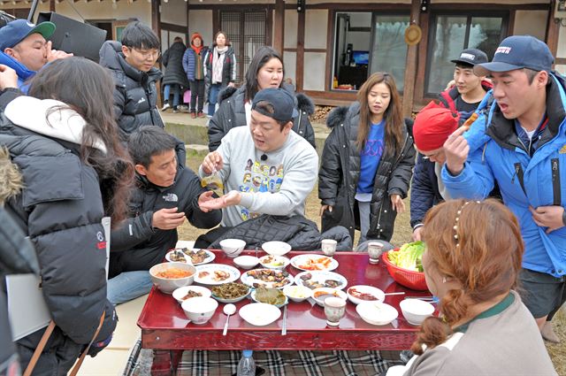 ‘맛있는 녀석들’ 100회 특집 촬영 중 제작진과 취재진이 음식을 맛보고 있다. 고창=최재명 인턴기자