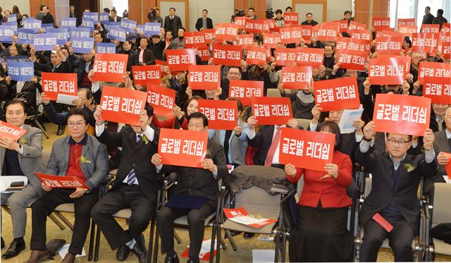 10일 오전 서울 용산구 백범김구기념관에서 열린 글로벌시민포럼 창립대회에서 참석자들이 반기문 전 유엔 사무총장 지지 피켓을 들고 구호를 외치고 있다. 글로벌시민포럼은 반 전 총장 팬클럽인 ‘반딧불이’가 주축이 돼 만들어진 정책개발 싱크탱크다. 뉴시스