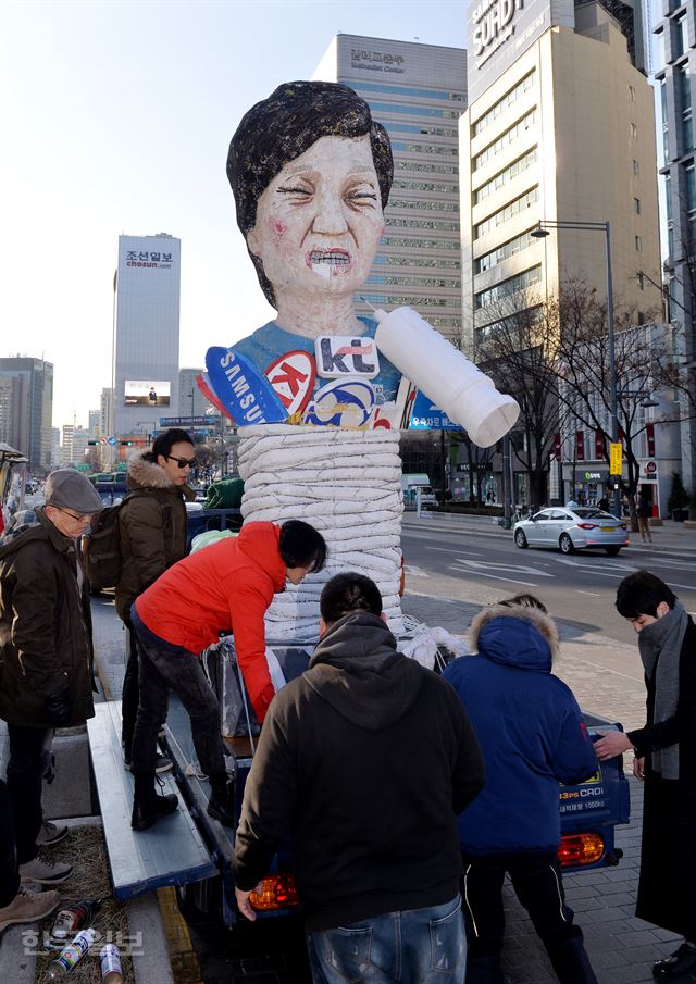 서울 광화문광장에서 천막농성을 이어가던 문화예술인들이 11일 오전 세종시에 있는 문화체육관광부로 항의하러 가기 위해 박근혜 대통령을 본뜬 구조물을 트럭에 싣고 있다. 김주성 기자