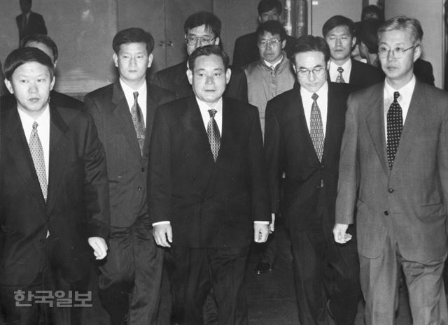 1996년 1월 29일 노태우 대통령 비자금 관련 3차 공판에 참석하는 삼성그룹 이건희 회장(가운데) 한국일보 자료사진