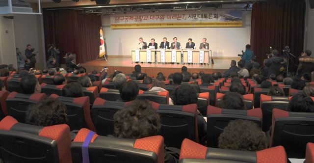 12일 대구 범어도서관에서 '대구국제공항과 대구의 미래'를 주제로 열린 토론회에서 토론자들이 통합공항 이전에 대한 반대 의견을 제시하고 있다. 이날 이진훈 수성구청장은 주민투표를 통해 공항이전 문제를 결정하자고 제안했다. 윤희정기자 yooni@hankookilbo.com