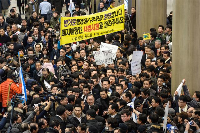 반기문 전 유엔사무총장이 12일 인천공항을 통해 입국해 출국장에서 지지자들의 환호를 받고 있다. 영종도=고영권 기자