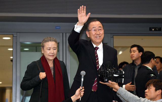 반기문(오른쪽) 전 유엔사무총장과 부인 유순택 여사가 12일 인천공항을 통해 입국하고 있다. 인천=고영권 기자