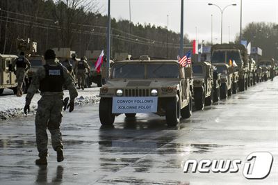 12일(현지시간) 미군 병력이 독일 국경을 넘어 폴란드로 진입하고 있다. AFP 뉴스1