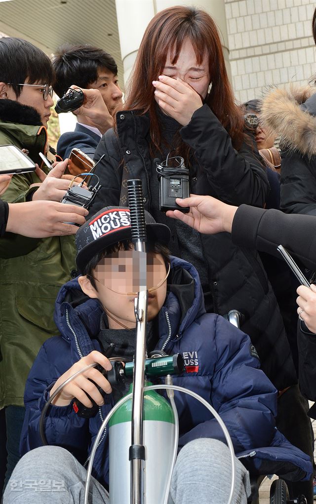 가습기 살균제 사망 사건과 관련해 1심 선고공판이 열린 1월 6일 오후 서울 서초구 서울중앙지방법원에서 재판이 끝난후 피해자 임성준군의 어머니 권미애씨가 기자회견중 가해 기업에 내려진 처벌이 너무 가벼워 피해자를 무시한 판결이라며 오열 하고 있다. 신상순 선임기자 ssshin@hankookilbo.com