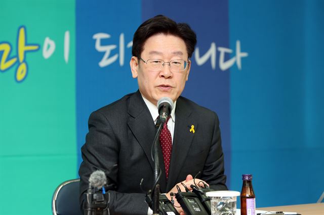 이재명 경기도 성남시장이 13일 오후 광주 서구 광천동 더불어민주당 광주시당에서 기자간담회를 하고 있다. 연합뉴스