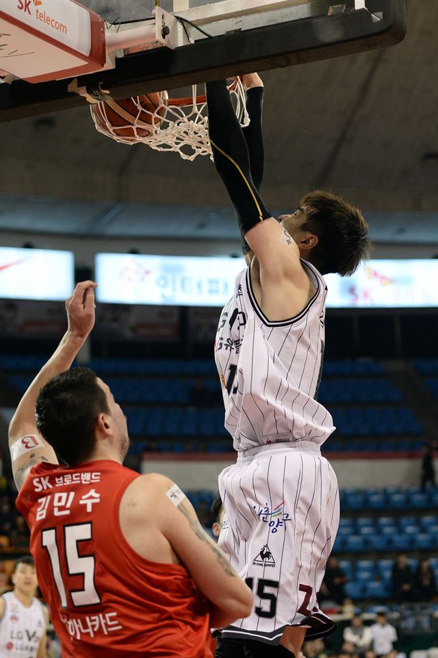 LG 김종규가 13일 잠실학생체육관에서 열린 SK와 경기에서 덩크슛을 터뜨리고 있다. KBL 제공