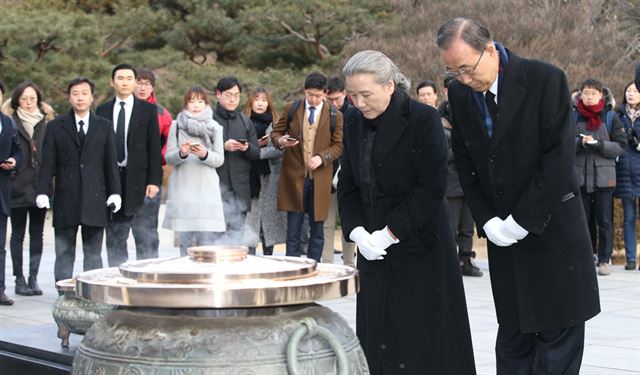 반기문 전 유엔 사무총장과 부인 유순택 여사가 13일 오전 서울 동작구 동작동 국립현충원을 참배하고 있다. 신상순 선임기자