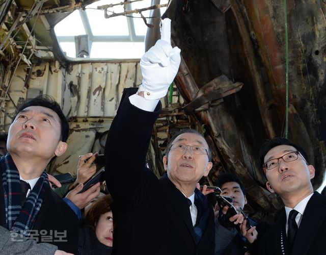 반기문 전 유엔 사무총장이 15일 경기 평택 해군 2함대를 방문해 천안함을 둘러보며 설명을 듣고 있다. 오대근 기자 inliner@hankookilbo.com