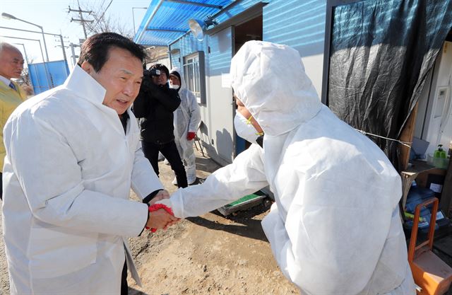 손학규 전 민주당 대표가 15일 전남 나주시 왕곡면 장산리에 있는 고병원성 조류인플루엔자(AI) 거점소독시설을 찾아 공무원들을 격려하고 있다. 나주=연합뉴스