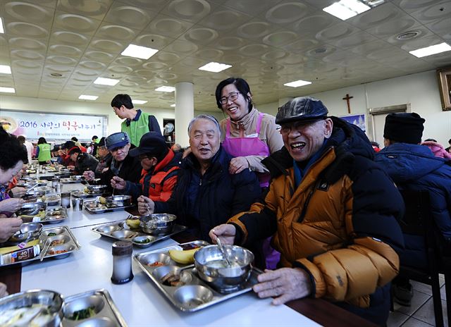 야쿠르트 아줌마와 한국야쿠르트 사내봉사단 ‘사랑의 손길펴기회’ 회원들이 충남 천안시 노인종합복지관에서 홀몸노인들에게 떡국을 끓여 대접하고 있다. 2005년부터 시작된 이 행사로 한국야쿠르트는 총 12만명에게 떡국을 끓여 대접했다. 한국야쿠르트 제공