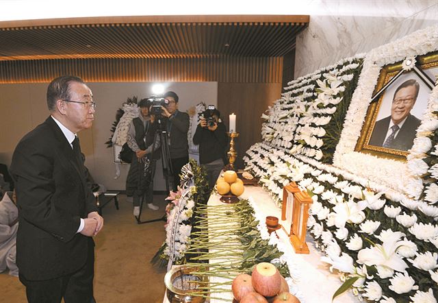 반기문 전 유엔(UN) 사무총장이 15일 서울 서대문구 연세대 세브란스병원 장례식장에 마련된 고(故) 박세일 서울대학교 명예교수의 빈소를 찾아 조문하고 있다. 연합뉴스