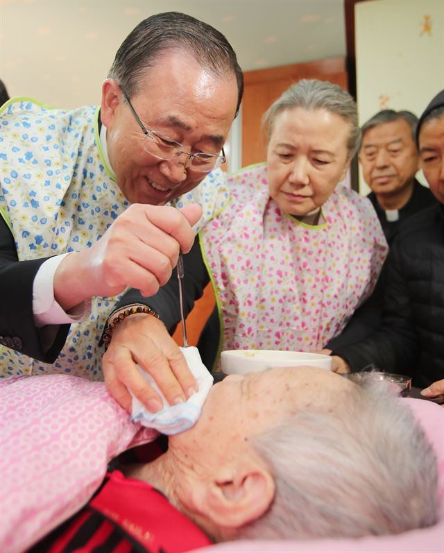 대권행보에 나선 반기문 전 유엔 사무총장이 지난 14일 충북 음성군 맹동면에 위치한 사회복지시설 꽃동네를 찾아 요양 중인 할머니에게 죽을 떠 먹여드리고 있다. 왼쪽부터 반 전 총장, 부인 유순택 여사, 오웅진 신부. 음성=연합뉴스