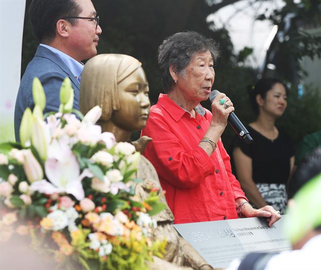 지난해 8월8일 경기 광명시 가학동 광명동굴에서 열린 ‘광명 평화의 소녀상 건립 1주년 기념식 및 광명동굴 수익금 일본군 위안부 피해자 기념사업 지원 업무협약식’에서 일본군 위안부 피해자 강일출 할머니가 발언을 하고 있다. 광명=연합뉴스