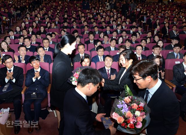 16일 오후 고양시 일산동구 사법연수원에서 열린 제46기 사법연수원 수료식서 47기 대표가 46기 수료생 대표에게 꽃다발과 기념품을 전달하고 있다.고영권기자youngkoh@hankookilbo.com