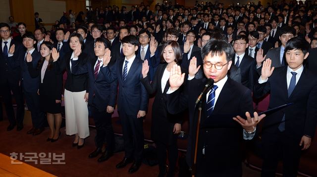 16일 오후 고양시 일산동구 사법연수원에서 열린 제46기 사법연수원 수료식서 수료생들이 손을 들어 결의를 다지고 있다.고영권기자youngkoh@hankookilbo.com