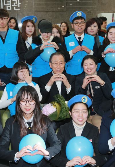 반기문 전 유엔 사무총장이 16일 오후 부산 남구 유엔평화기념관을 방문, 청소년평화대사 학생들과 기념사진을 찍고 있다. 부산=전혜원 기자 iamjhw@hankookilbo.com